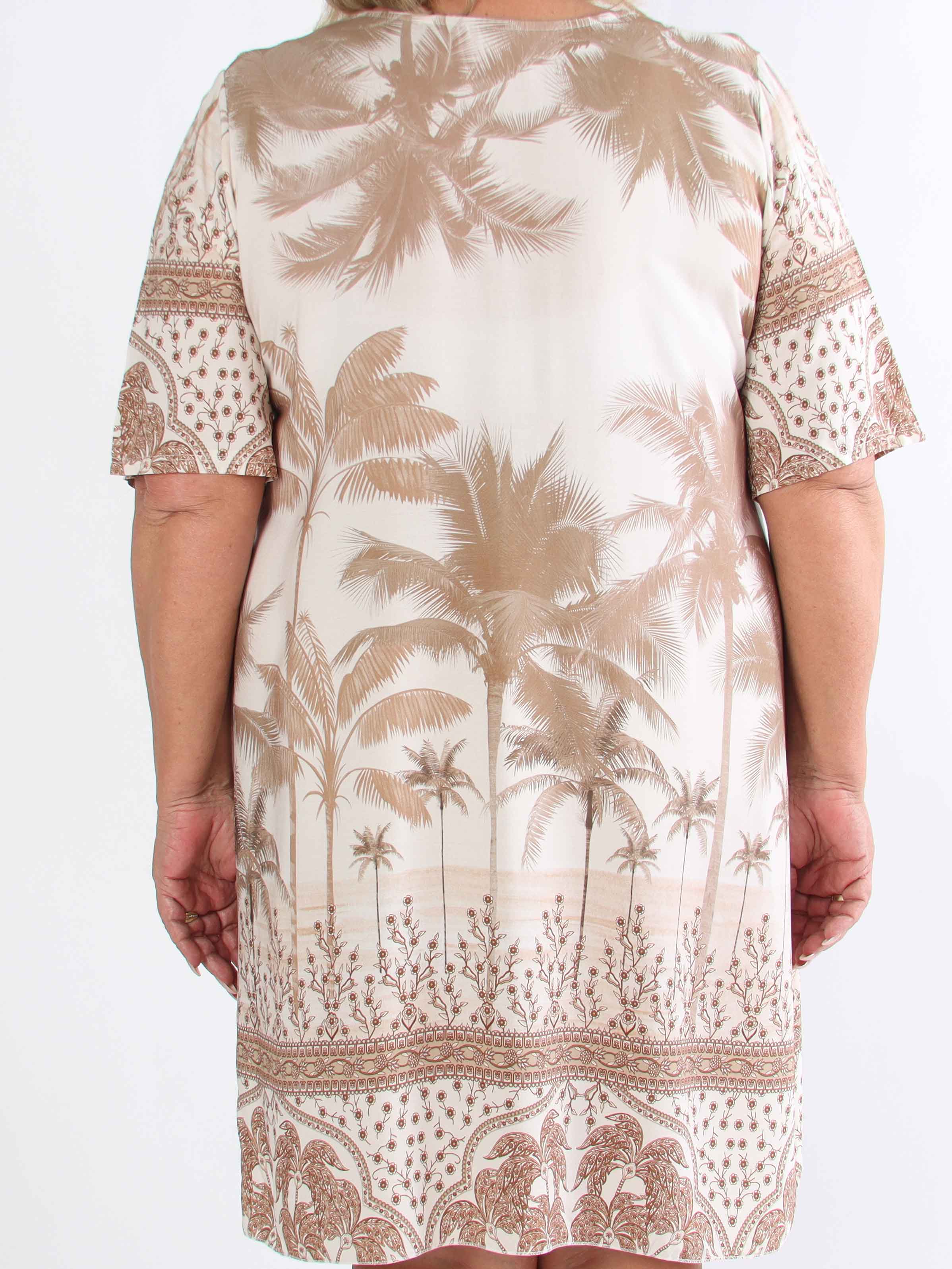 Julia - Plus size sommerkjole med palmer og mønster